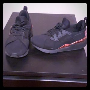 Puma women’s size 6 rose gold/black